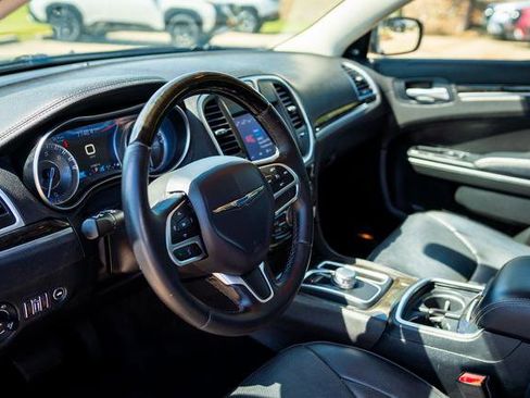 Used 2017 Chrysler 300 C RWD image 31