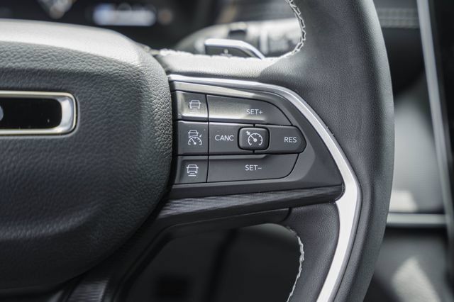 Used 2025 Jeep Grand Cherokee Laredo X w/ Luxury Tech Group I AWD/4WD image 34