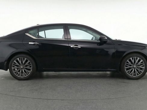 Used 2025 Nissan Altima 2.5 SV image 11