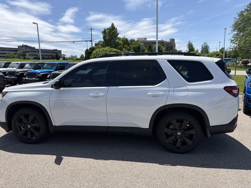 Used 2025 Honda Pilot Black Edition image 7