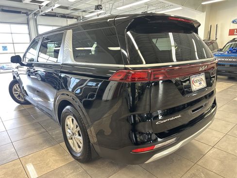 Used 2022 Kia Carnival LX image 14