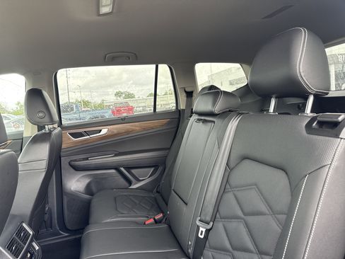 Used 2025 Volkswagen Atlas SE image 9