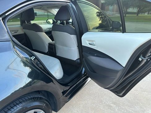 Used 2021 Toyota Corolla LE image 19