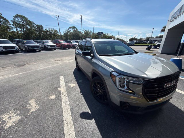Used 2024 GMC Terrain SLE w/ Driver Convenience Package FWD image 3