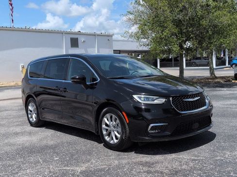 Used 2026 Chrysler Pacifica Limited FWD image 2