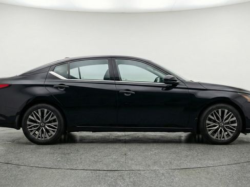 Used 2025 Nissan Altima 2.5 SV image 11