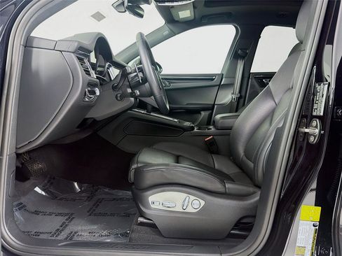 Certified 2025 Porsche Macan image 11