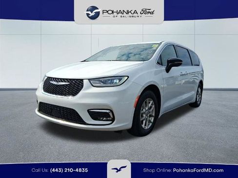 Used 2025 Chrysler Pacifica Select FWD image 1