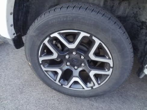 Used 2025 RAM 1500 Laramie image 12