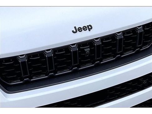 Certified 2026 Jeep Grand Cherokee Limited AWD/4WD image 33
