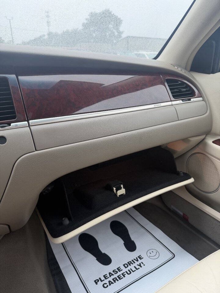 Used 2005 Lincoln Town Car Signature Limited RWD image 22