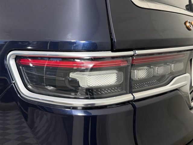 Used 2023 Jeep Grand Wagoneer Series III AWD/4WD image 12