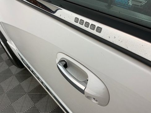 Used 2010 Lincoln Navigator L Base image 9