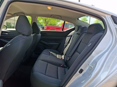 Used 2024 Nissan Altima 2.5 SV FWD image 2