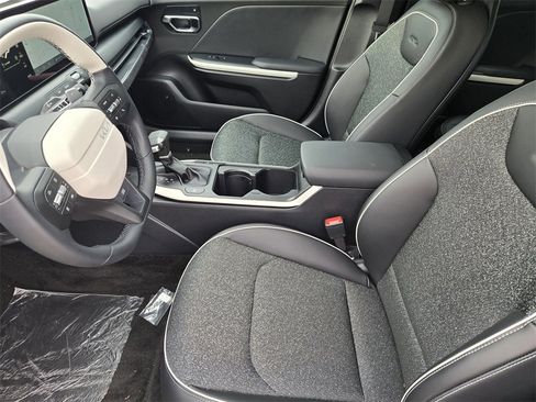 New 2025 Kia K4 GT-Line image 9