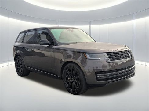 Used 2025 Land Rover Range Rover SE image 4