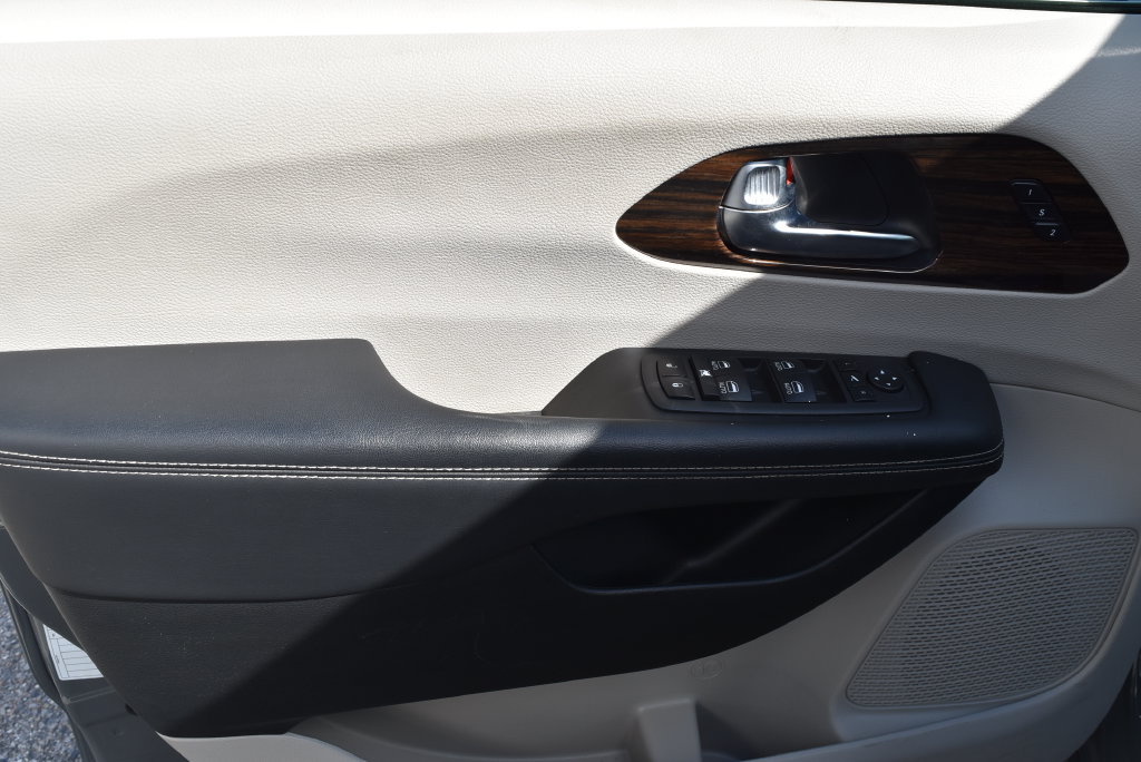 Used 2023 Chrysler Pacifica Limited FWD image 9