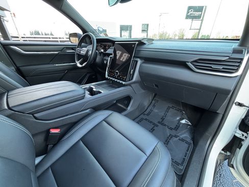 Used 2024 GMC Acadia Elevation image 10