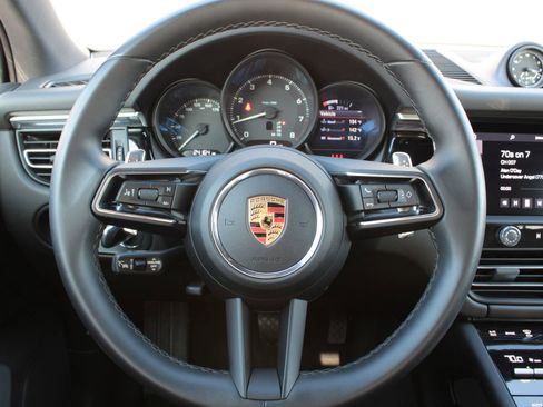 Used 2023 Porsche Macan image 15
