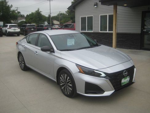 Used 2024 Nissan Altima 2.5 SV AWD/4WD image 2
