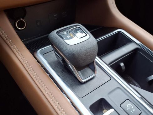 Used 2025 Nissan Pathfinder Platinum image 9