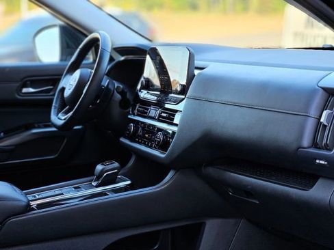 Used 2025 Nissan Pathfinder SL image 13