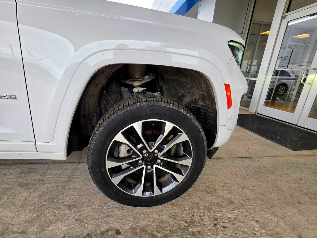 Used 2025 Jeep Grand Cherokee Overland w/ Trailer Tow Package AWD/4WD image 77