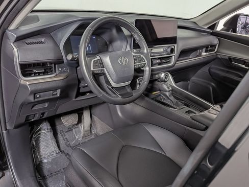 Used 2025 Toyota Grand Highlander AWD image 16