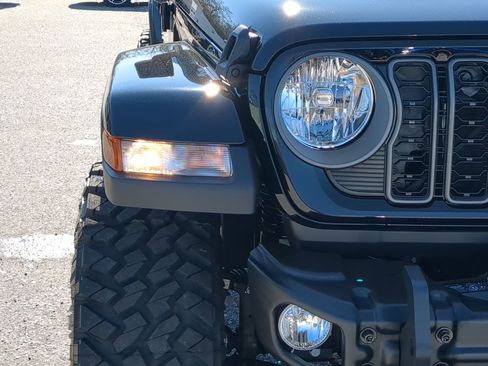 New 2025 Jeep Gladiator High Tide image 9