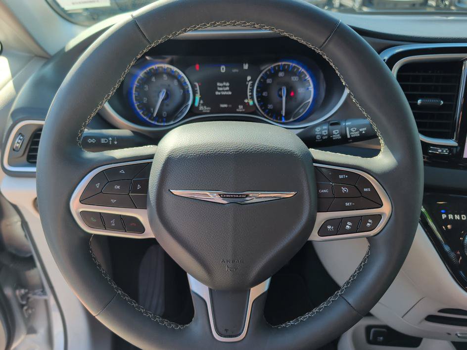 Used 2024 Chrysler Pacifica Touring-L FWD image 18