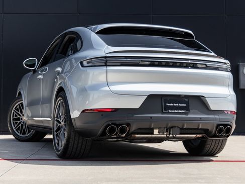 Certified 2025 Porsche Cayenne Coupe image 3