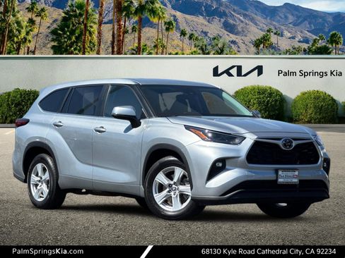 Used 2023 Toyota Highlander LE image 1