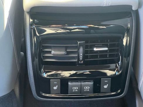 Used 2020 Toyota Avalon Limited image 15