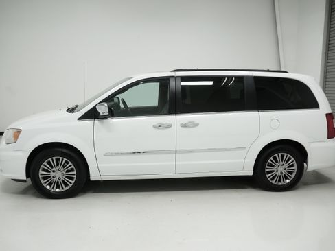 Used 2014 Chrysler Town & Country Touring-L w/ Driver Convenience Group image 5