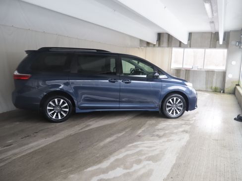 Used 2018 Toyota Sienna LE image 4