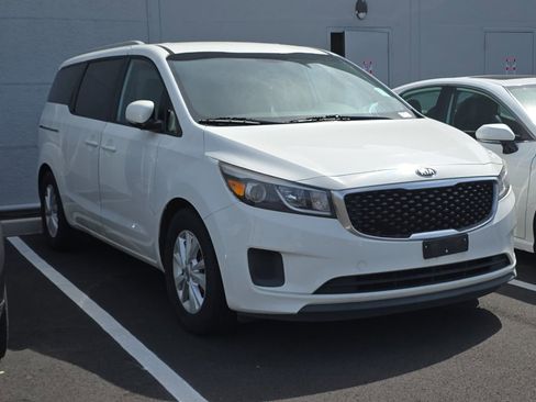 Used 2016 Kia Sedona LX w/ Option Group 020 FWD image 2