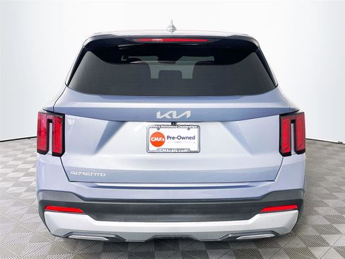 Certified 2025 Kia Sorento LX image 9