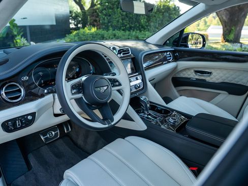 Used 2023 Bentley Bentayga AWD/4WD image 9