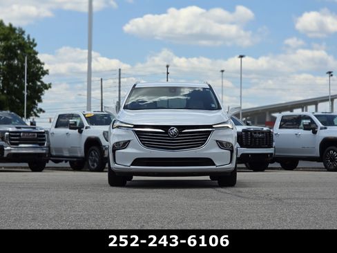 Used 2023 Buick Enclave Essence FWD image 2