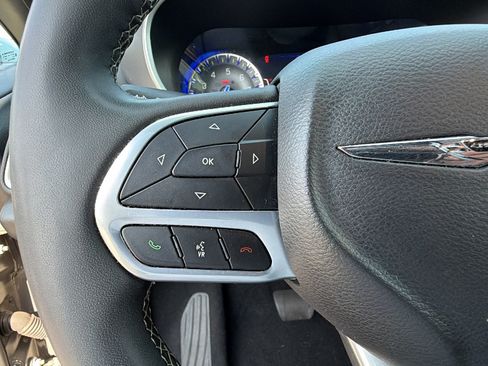 Used 2025 Chrysler Pacifica Select FWD image 27
