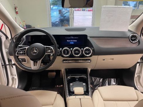 Used 2023 Mercedes-Benz GLA 250 4MATIC w/ Premium Package image 21