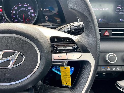 Used 2021 Hyundai Elantra SE FWD image 12