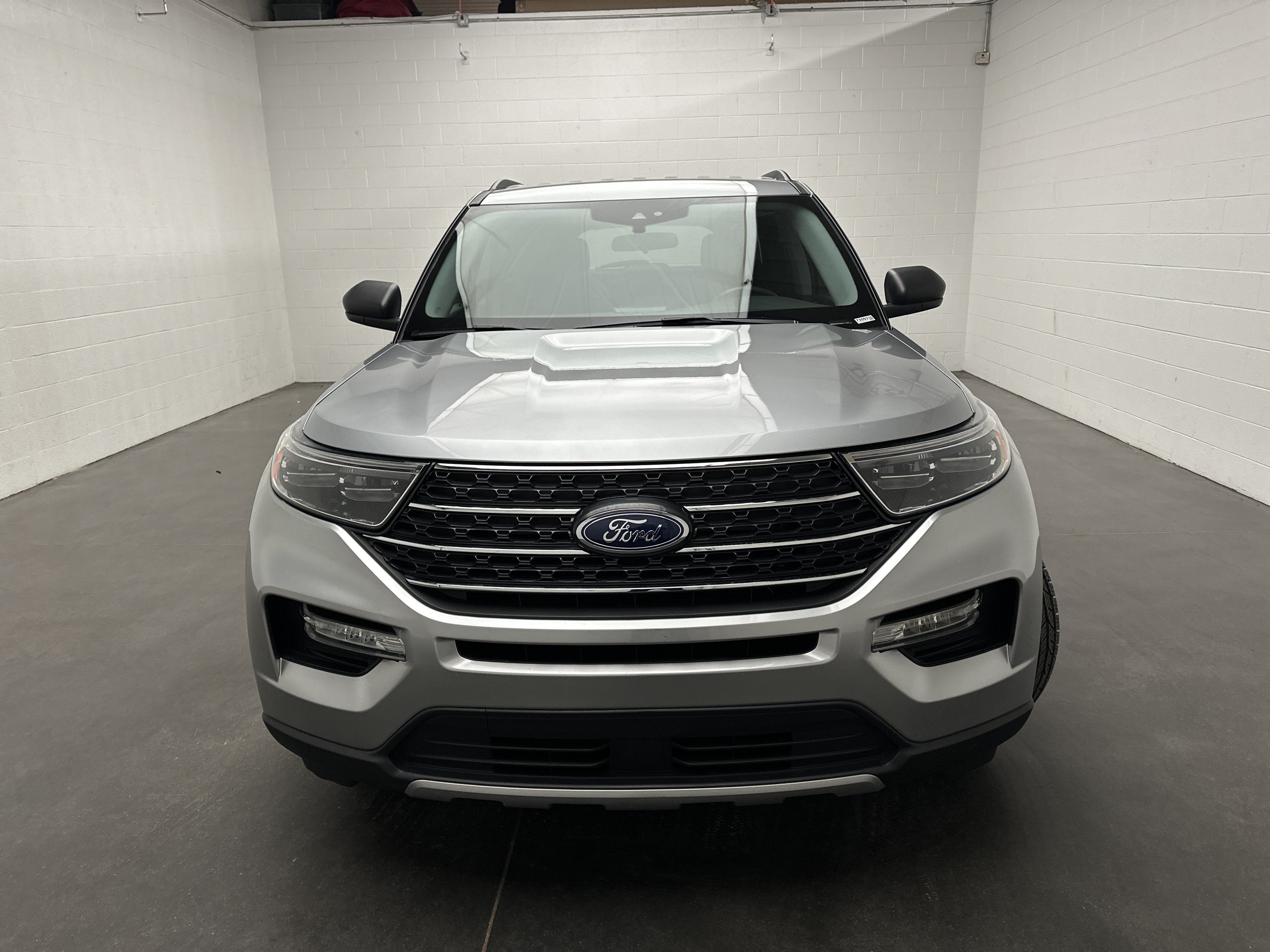 Used 2023 Ford Explorer XLT w/ Equipment Group 202A AWD/4WD image 3