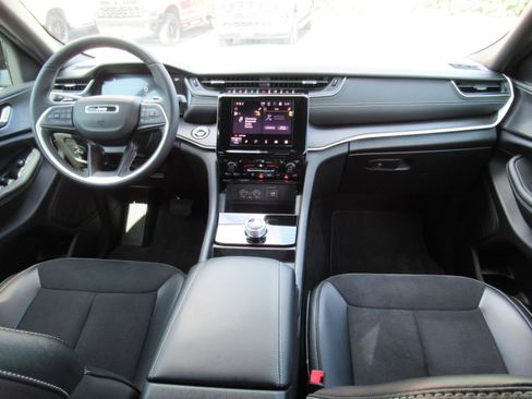 Used 2025 Jeep Grand Cherokee L Laredo RWD image 13