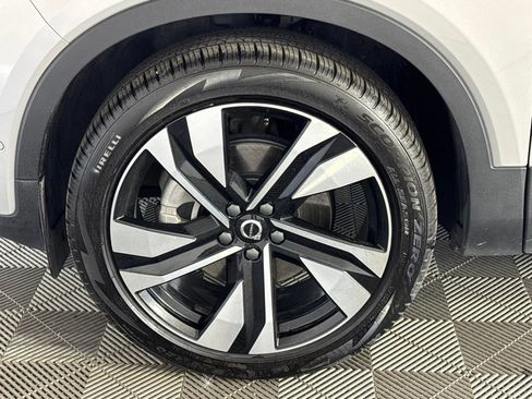 Used 2025 Volvo XC40 B5 Plus AWD/4WD image 9