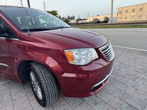 Used 2014 Chrysler Town & Country Touring-L w/ Driver Convenience Group FWD image 8