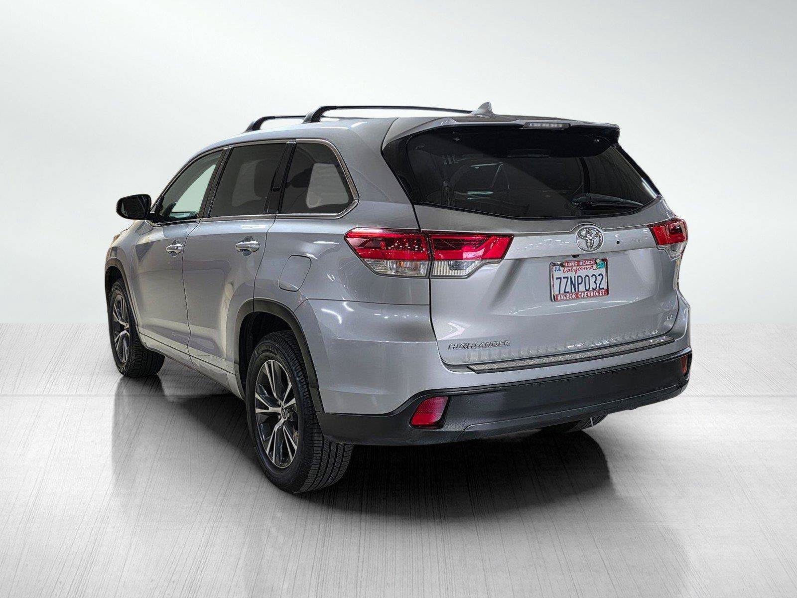 Used 2017 Toyota Highlander Plus FWD image 5