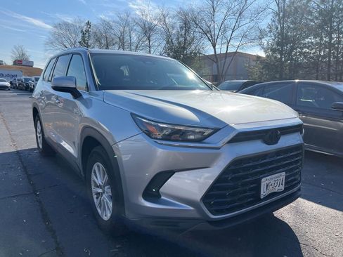 Used 2025 Toyota Grand Highlander XLE image 3