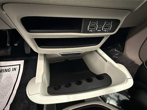 Used 2024 Chrysler Pacifica Select image 25