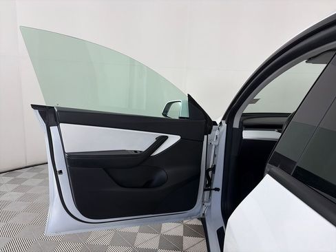 Used 2021 Tesla Model Y Long Range image 10